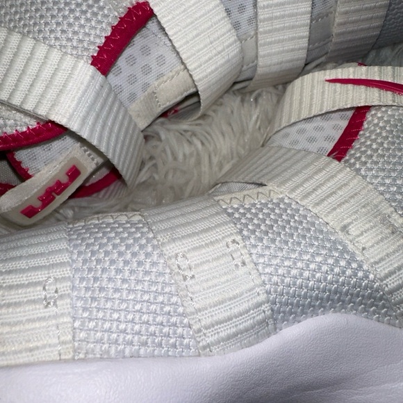 Nike 'Lebron Soldier 11' Kay Yow GS  918369-102 White Pink Cancer Sz 3y 4.5 Wm - Picture 3 of 12